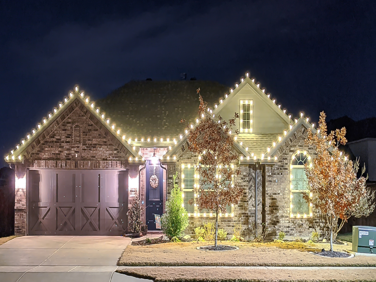 Roofline Christmas lights on one-story brick home in Fort Worth